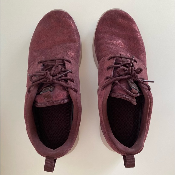 Nike Women’s Roshe One Sneakers - Picture 8 of 10